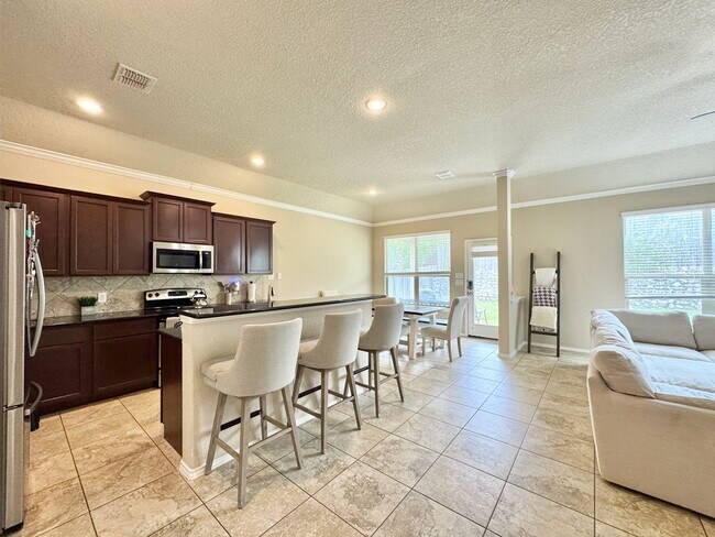 Building Photo - Spacious & Versatile Floor Plan in Prime S...