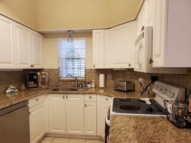 Building Photo - 4212 Central Sarasota Pky