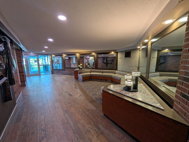 Building Photo - Bright 2 Bedroom Condo in Nepean