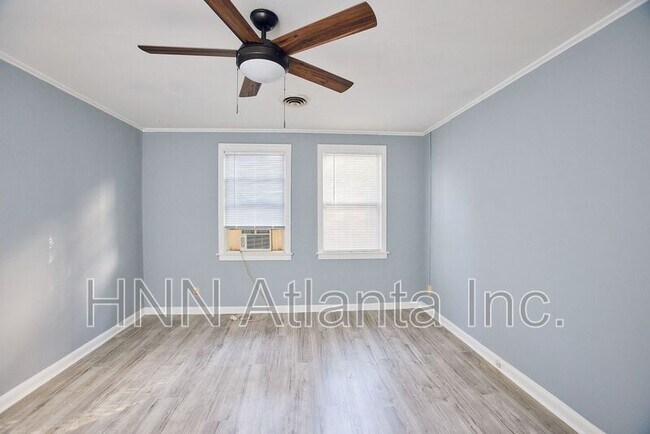 Foto del edificio - 3323 Midway Rd