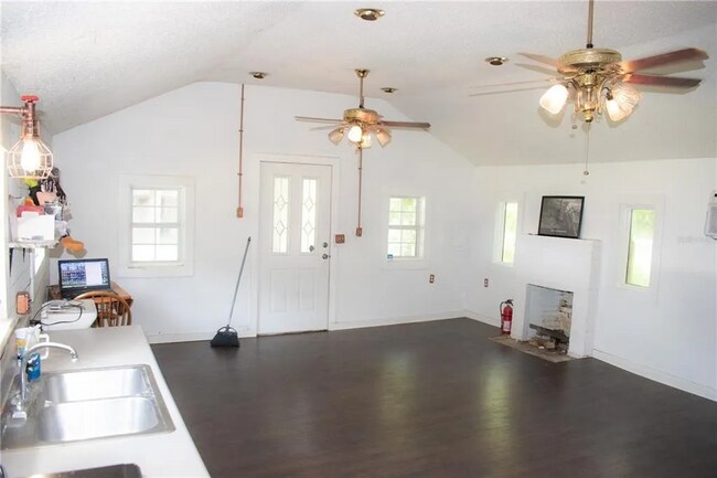 Building Photo - 1 Bed 1 Bath Home Pet Friendly Section 8 &...