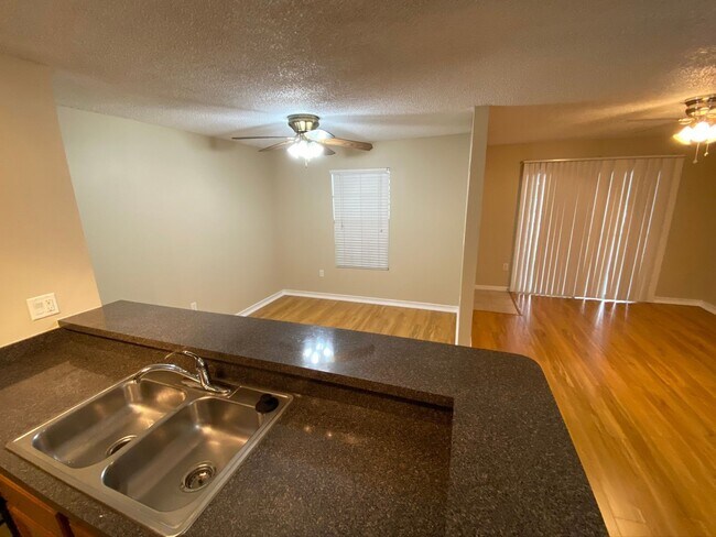 Foto del edificio - Ground Floor 1 BR + Den in Brandon with Resort Amenities