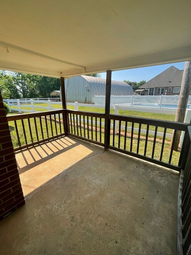 Building Photo - Adorable 2 bedroom 1 bath home . Located i...