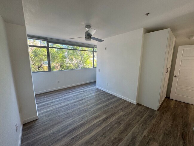 Foto del edificio - Beautiful 2Br/2Ba Townhome In Little Italy With Views Of The Bay! Call to schedule a showing at 7...