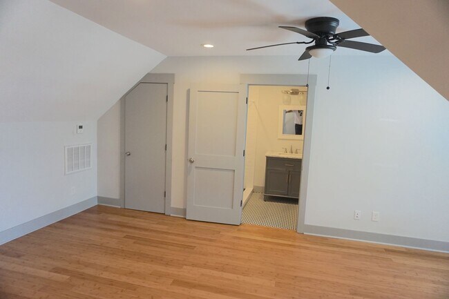 Foto del edificio - 2 BED | 2 BATH | HISTORIC DISTRICT | GATED BACKYARD WITH PORCH