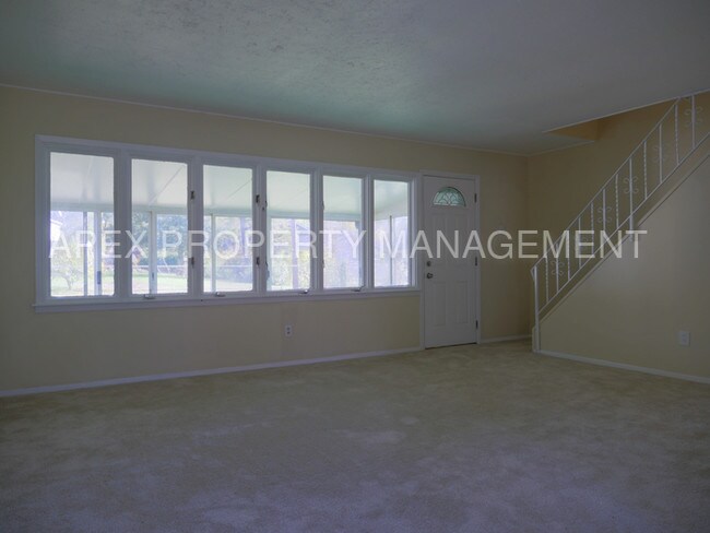 Building Photo - 8 Shawmont Ln