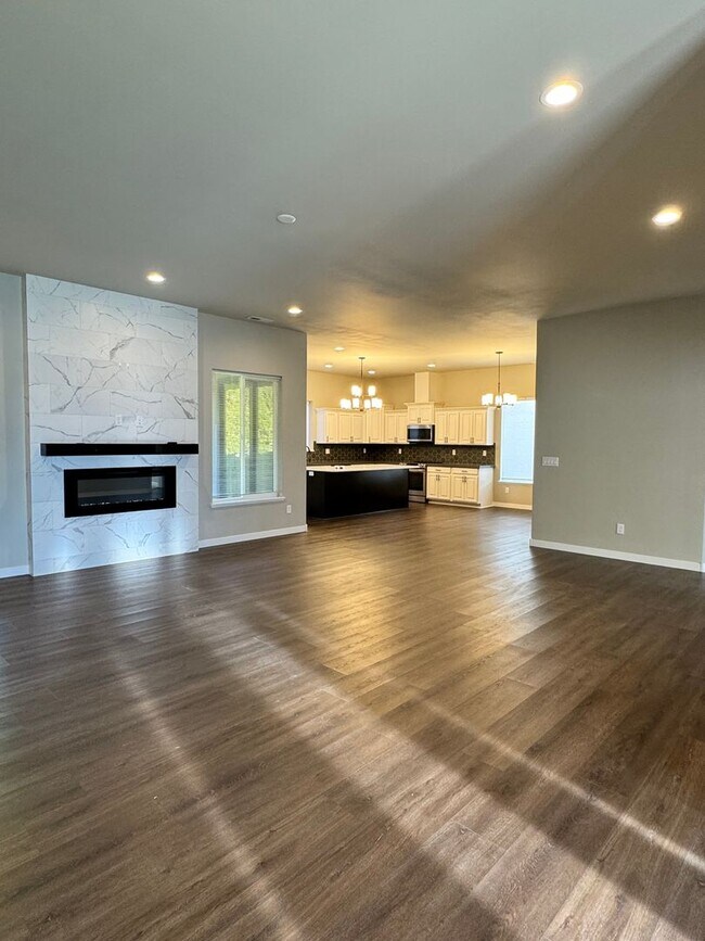 Foto del edificio - Occupied, do not disturb tenants.  West Valley 3 bedroom 3 Car Garage Custom Built