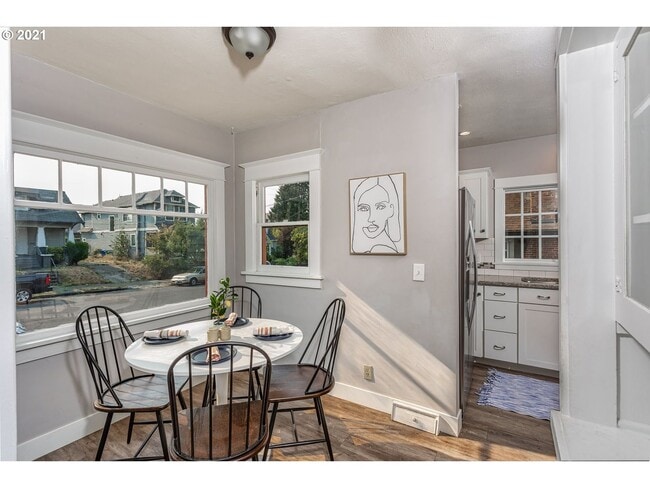 Building Photo - 2 bedroom 2 bath Woodlawn Bungalow-Full finished basement!