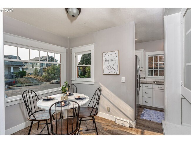 Foto del edificio - 2 bedroom 2 bath Woodlawn Bungalow-Full finished basement!