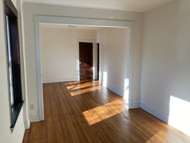 Pisos recién terminados - 3018 W Schubert Ave