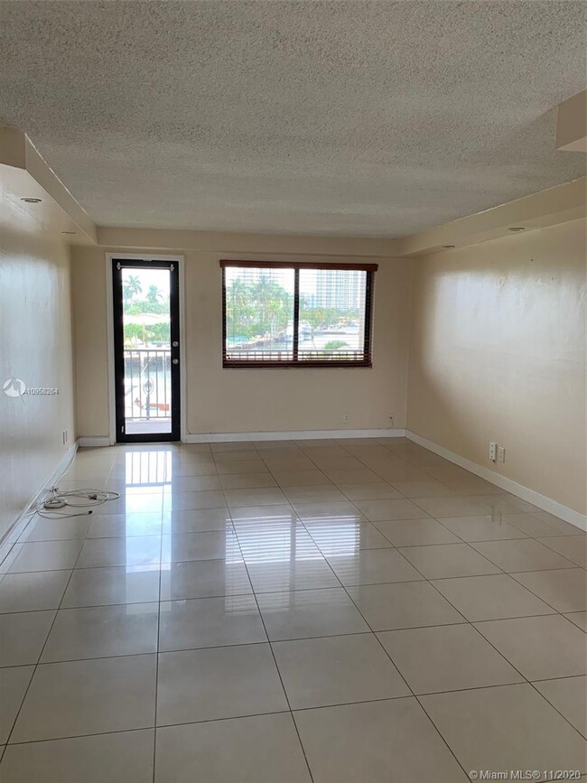 Foto del edificio - 301 Golden Isles Dr