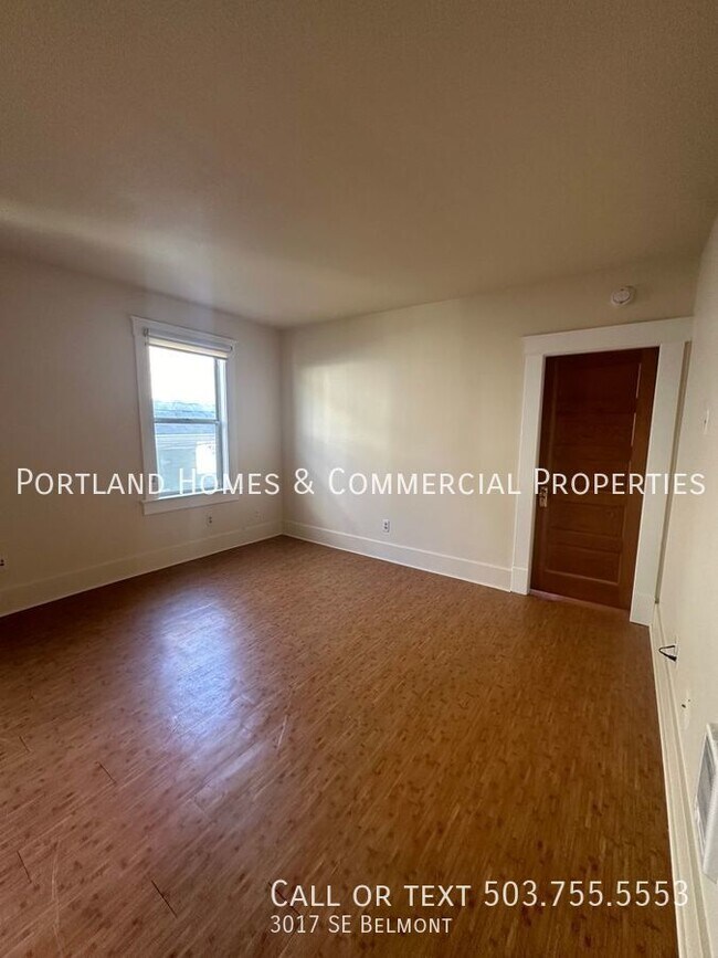 Building Photo - Upstair 1 bedroom Quadplex