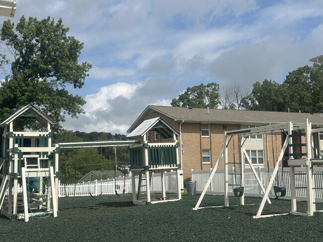 Foto del edificio - Springhill Village Apartments