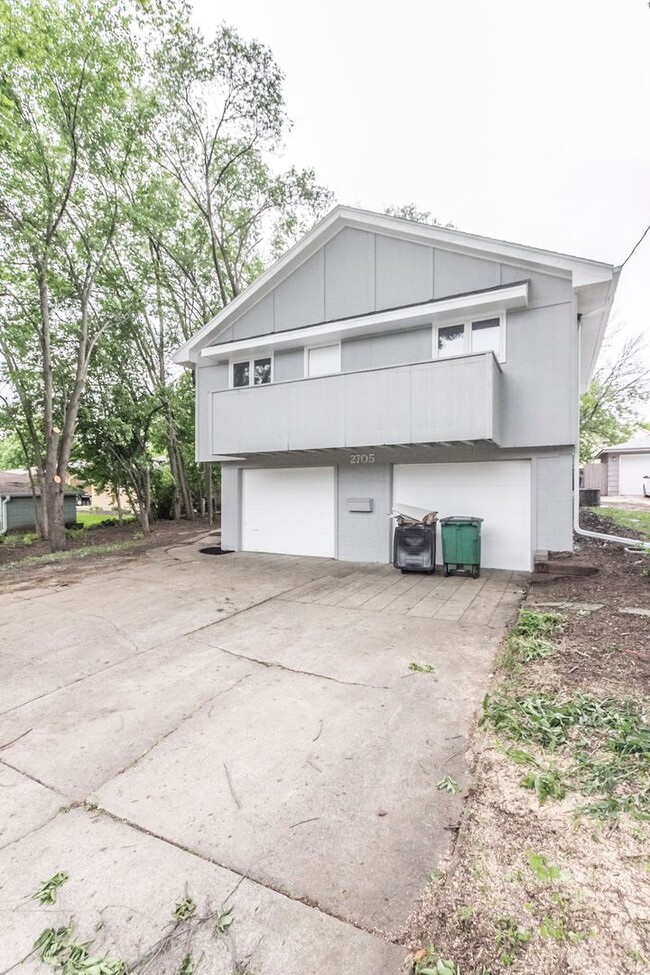 Building Photo - 3 Bed 3 Bath with 2 Stall Garage