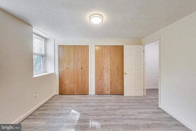 Building Photo - 1835 Village Green Dr