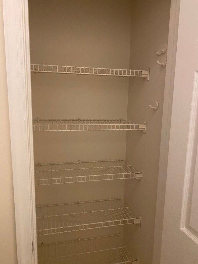 Building Photo - *** Move in Ready ***