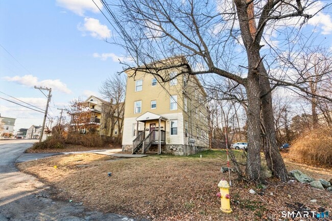 Building Photo - 1380 Bank St