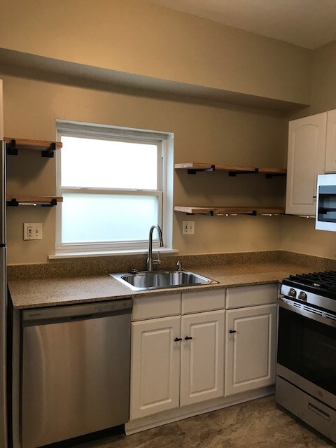 Kitchen with natural light - 765 Delta Ave