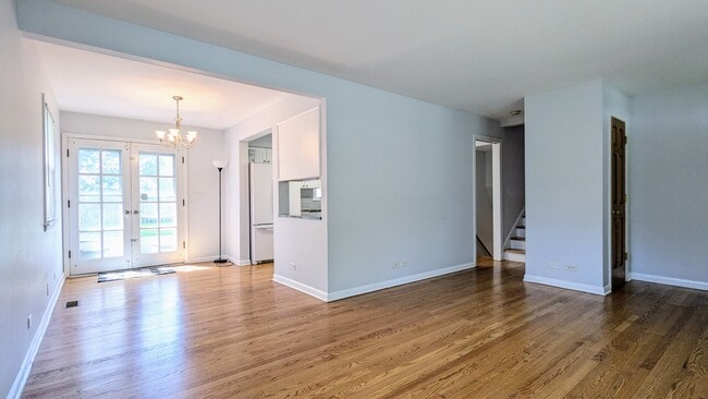 Building Photo - 920 S Chestnut Ave