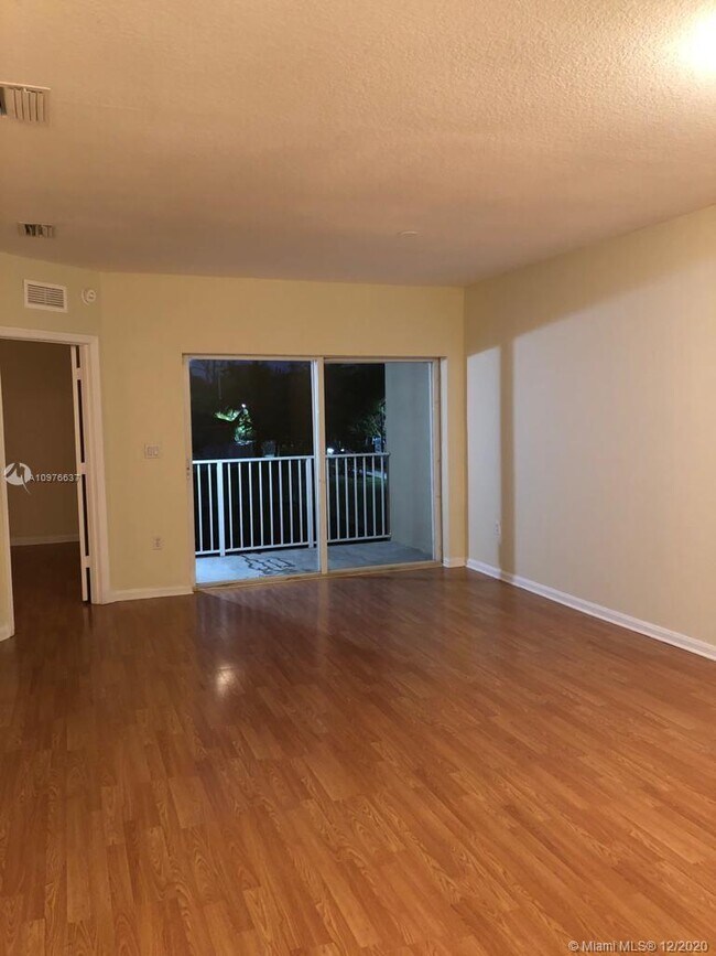 Building Photo - 1095 Golden Lakes Blvd