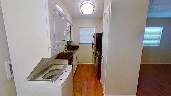 Foto del edificio - 2401 Manor Rd