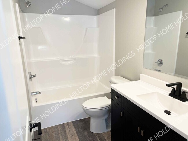 Building Photo - 2 Oak Hill Rd