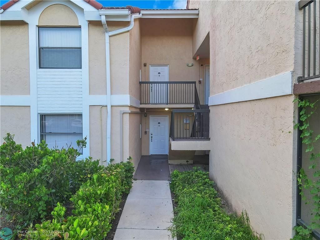 Foto principal - 5681 Riverside Dr