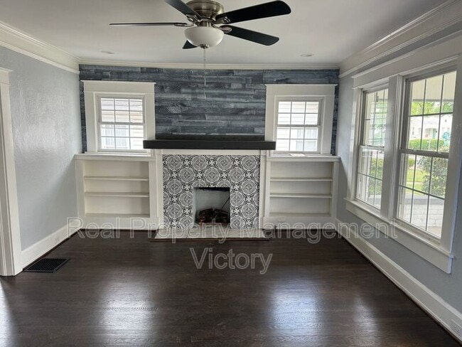 Building Photo - 910 7th St. W