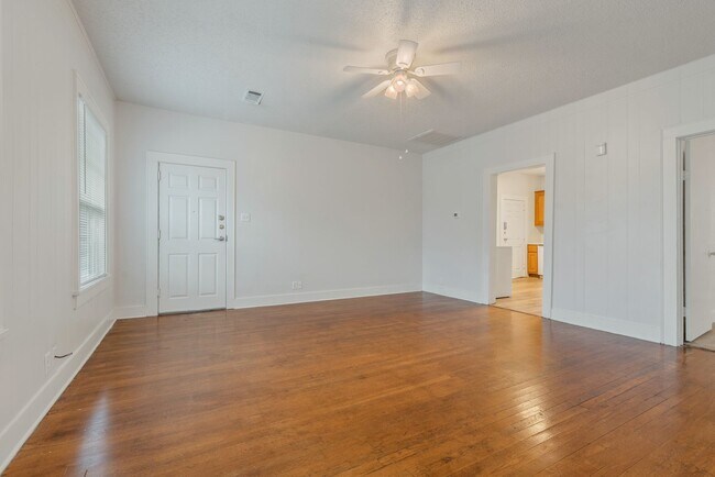 Foto del edificio - Cozy 2 Bedroom Apartment Available for Aug...