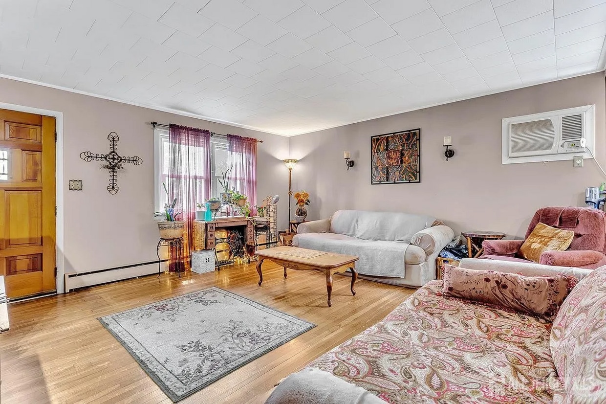 Building Photo - 22 Westbury Rd