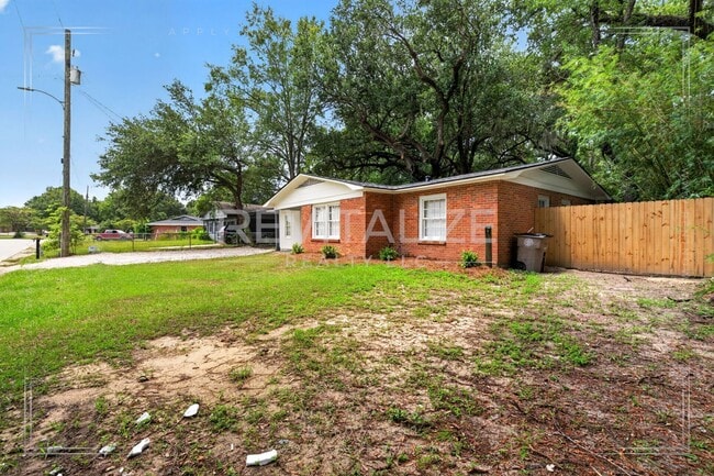 Building Photo - 2900 Lott Dr