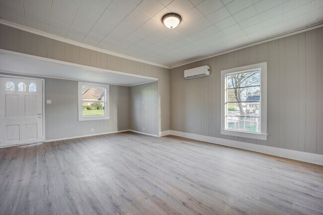 Building Photo - FREE MONTH RENT! Freshly Updated 3 Bedroom House