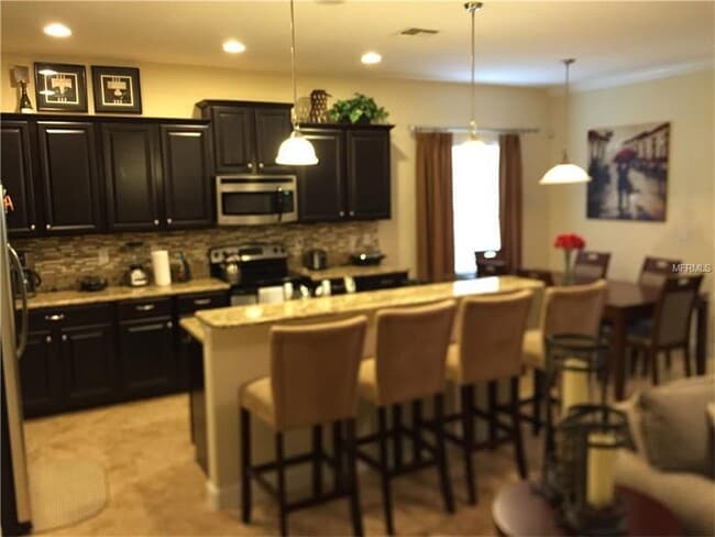 Foto del edificio - GORGEOUS SINGLE FAMILY HOME, PROFESSIONALLY DECORATED, FULLY FURNISHED