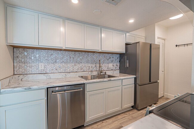 Foto del edificio - Cozy Upgraded Bungalow in Scottsdale – A M...