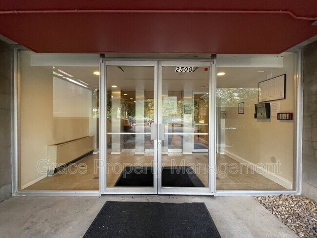 Foto del edificio - 2500 S York St