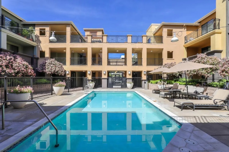 Foto del edificio - 19503 Stevens Creek Blvd