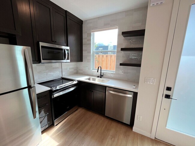 Foto del edificio - Gorgeous Townhome-Style Unit with Laundry, A/C, Private Patio