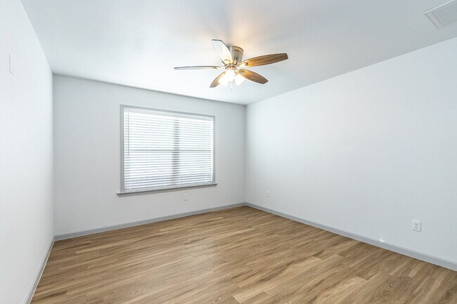 Foto del edificio - Luxurious Like-New Townhome Located In Nor...