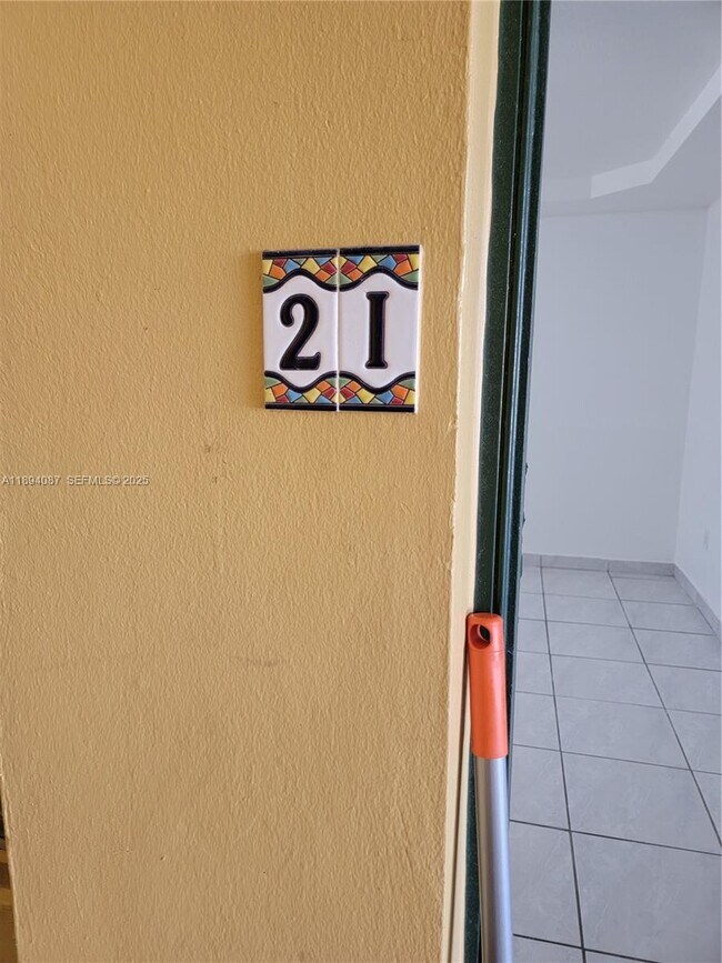 Foto del edificio - 1975 NE 135th St