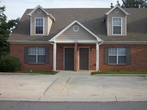 Building Photo - 200 Rosehip Ln