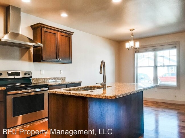 Building Photo - 3 br, 2 bath House - 2036 Skyview West
