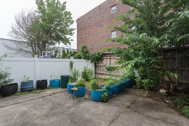 Building Photo - 6606 60th Pl