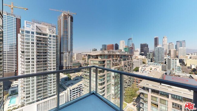 Foto del edificio - 1155 S Grand Ave