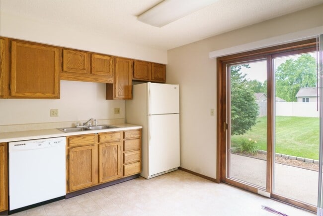 Building Photo - 2 Bedroom Townhome Available August 1st, 2026!