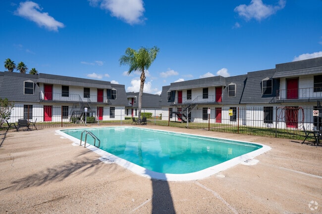 The Luke Apartments Pool - The Luke Apartments