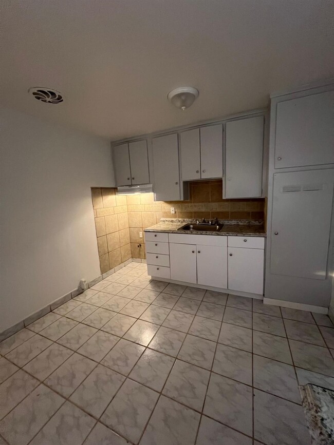 Building Photo - 3551 E McKinley Ave