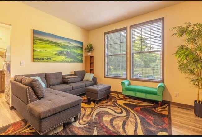 Foto del edificio - 497 W Center St