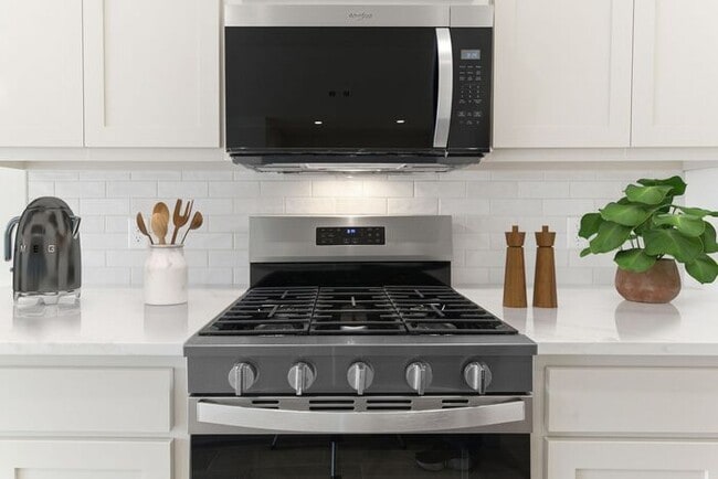 Building Photo - Beautiful 4 Bed / 2 Bath Home with Open Layout in Owasso