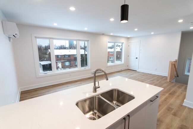 Photo du bâtiment - Unit 1B | Upper Level | 2 Bedroom, 1 Bathroom