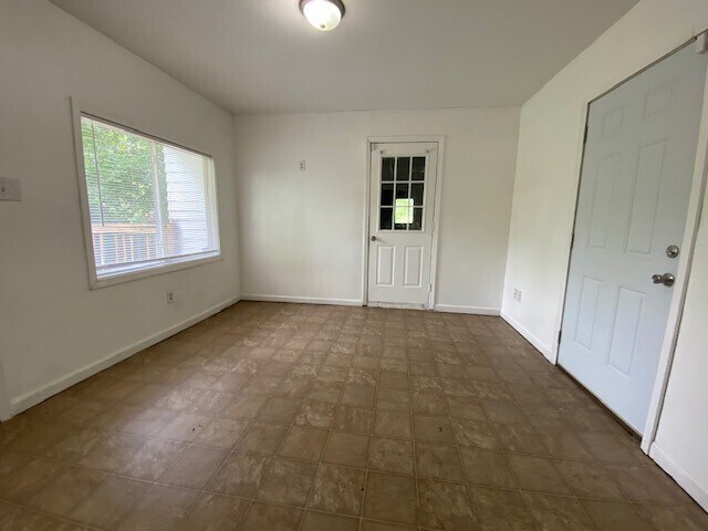 Building Photo - 2 bed 1 bath in Quiet Eastside Neighborhood